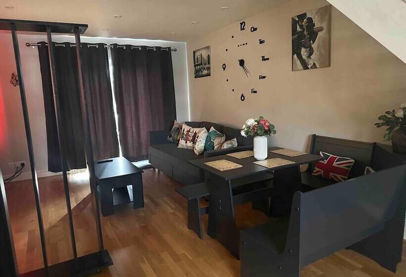 إقامة Remarkable 2 Bed House In Northolt