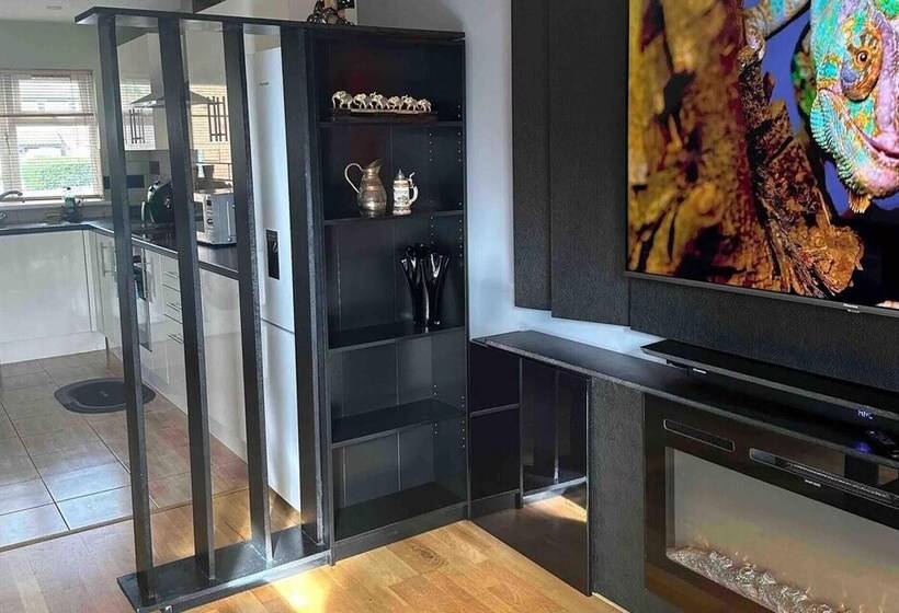 إقامة Remarkable 2 Bed House In Northolt