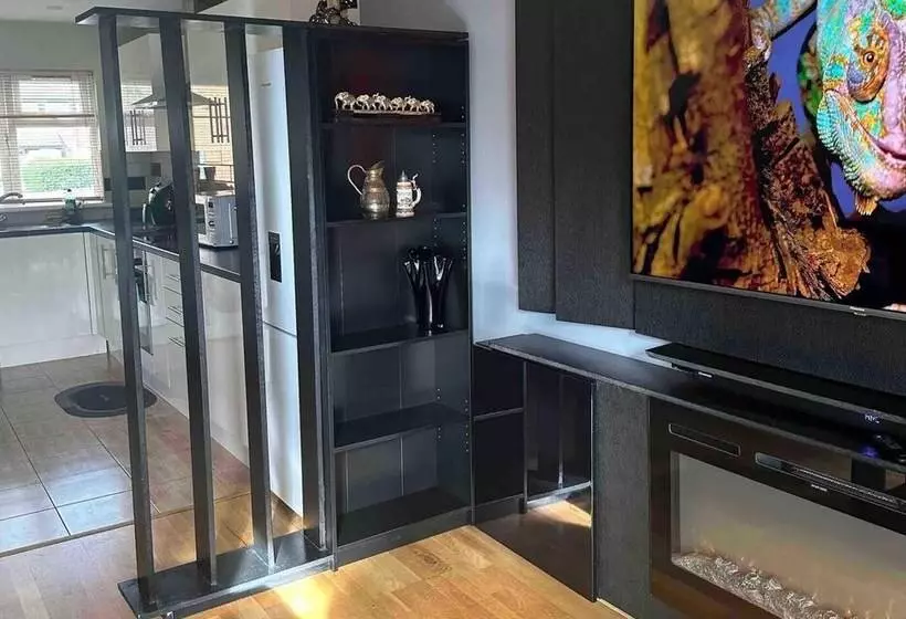 Residenssi Remarkable 2 Bed House In Northolt