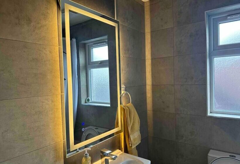 إقامة Remarkable 2 Bed House In Northolt