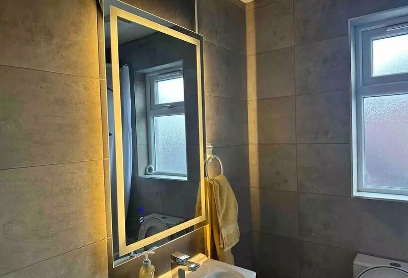 Residenssi Remarkable 2 Bed House In Northolt