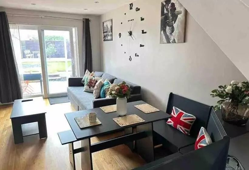 Residenssi Remarkable 2 Bed House In Northolt