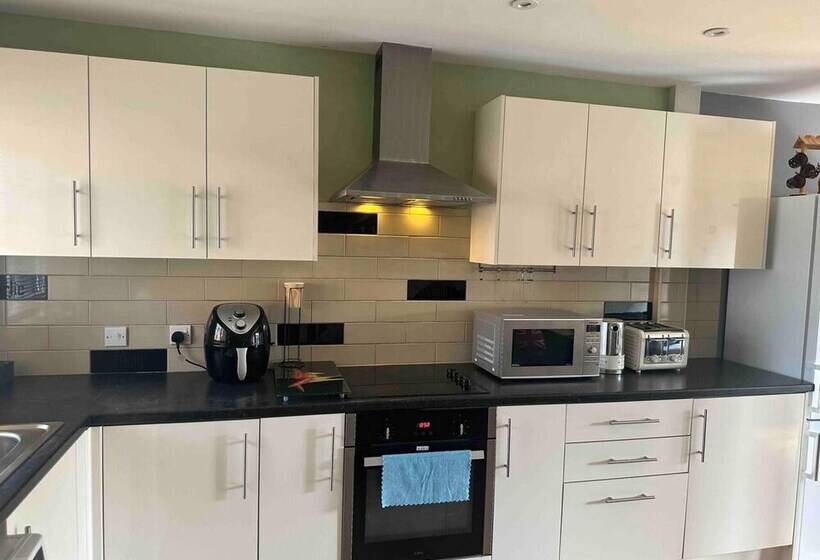 إقامة Remarkable 2 Bed House In Northolt
