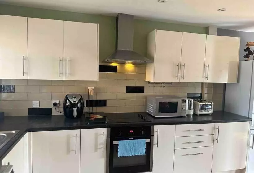 Residenssi Remarkable 2 Bed House In Northolt