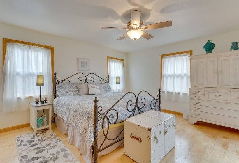 Spacious Murphy Retreat W/ Decks & Game Room!