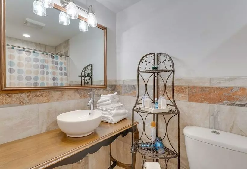 Spacious Murphy Retreat W/ Decks & Game Room!