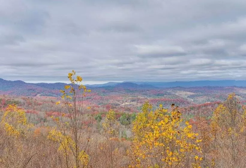 Spacious Murphy Retreat W/ Decks & Game Room!