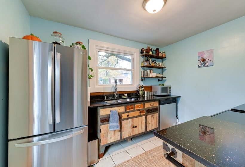 Stylish Charlotte Home W/ Smart Tv: 1 Mi To Noda!