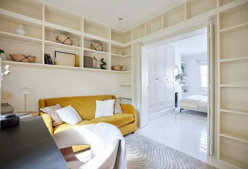 The Hampstead Wonder   Spacious 4bdr House With Balcony