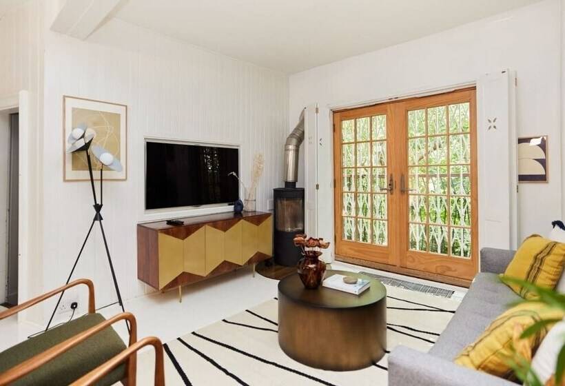 The Hampstead Wonder   Spacious 4bdr House With Balcony