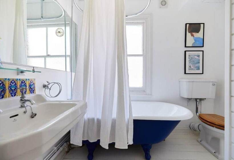 The Hampstead Wonder   Spacious 4bdr House With Balcony