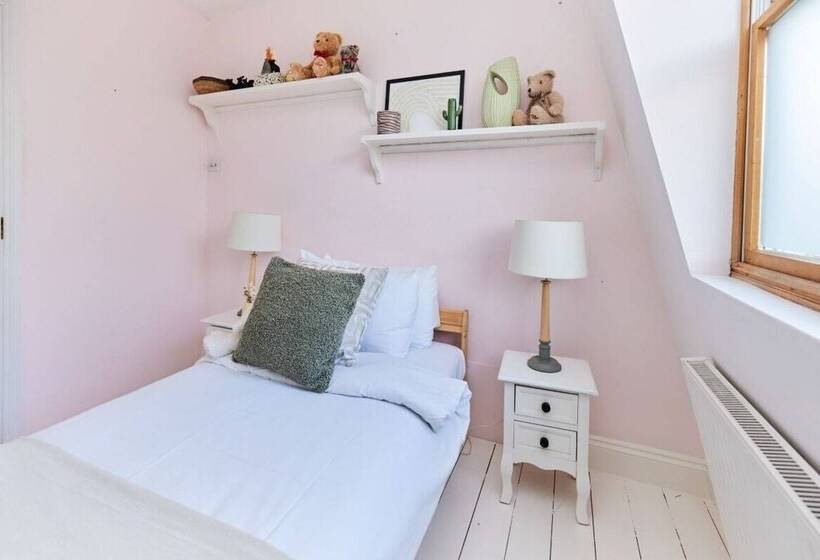 The Hampstead Wonder   Spacious 4bdr House With Balcony