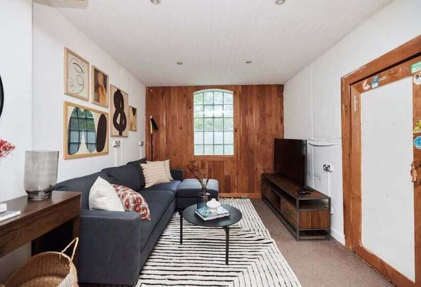 The Hampstead Wonder   Spacious 4bdr House With Balcony