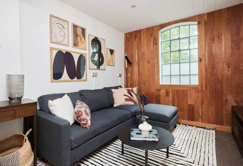 The Hampstead Wonder   Spacious 4bdr House With Balcony