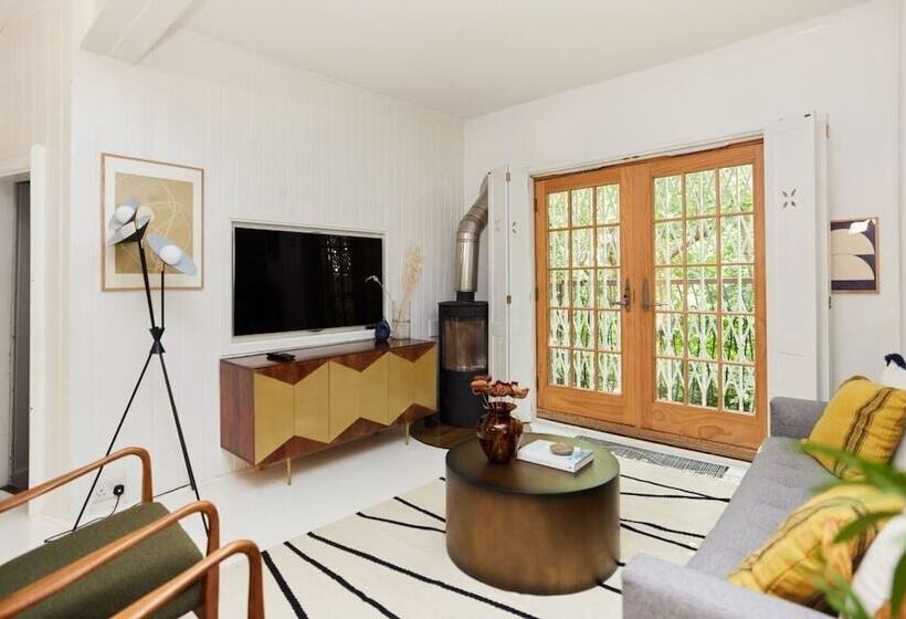 The Hampstead Wonder   Spacious 4bdr House With Balcony