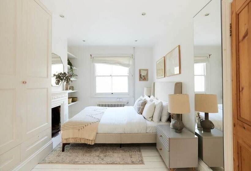 The Hampstead Wonder   Spacious 4bdr House With Balcony