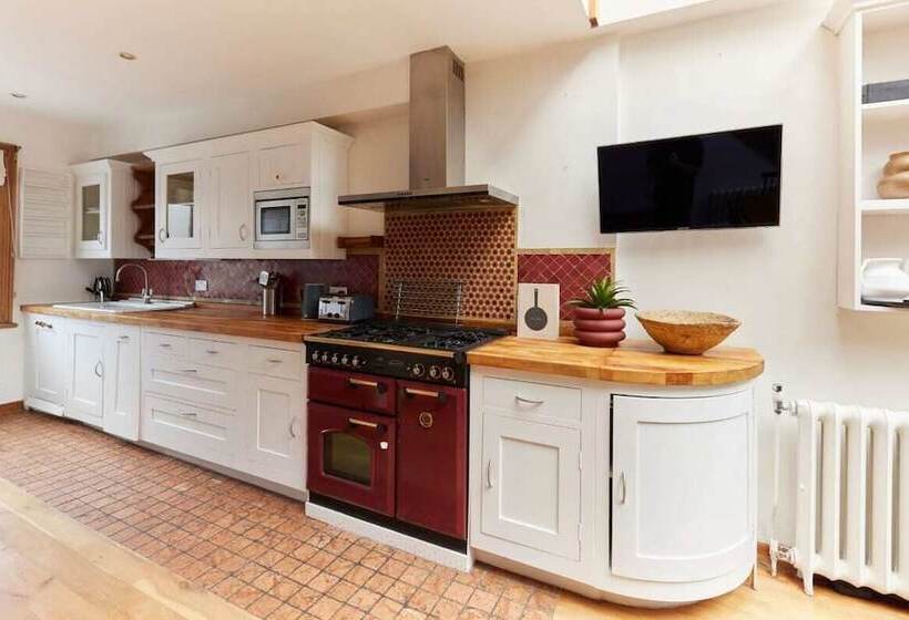 The Hampstead Wonder   Spacious 4bdr House With Balcony