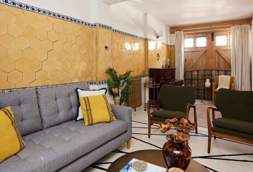 The Hampstead Wonder   Spacious 4bdr House With Balcony