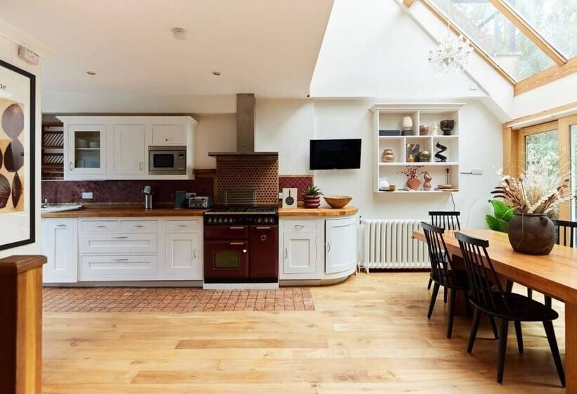 The Hampstead Wonder   Spacious 4bdr House With Balcony