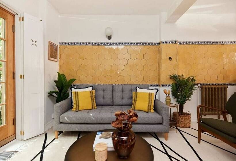 The Hampstead Wonder   Spacious 4bdr House With Balcony