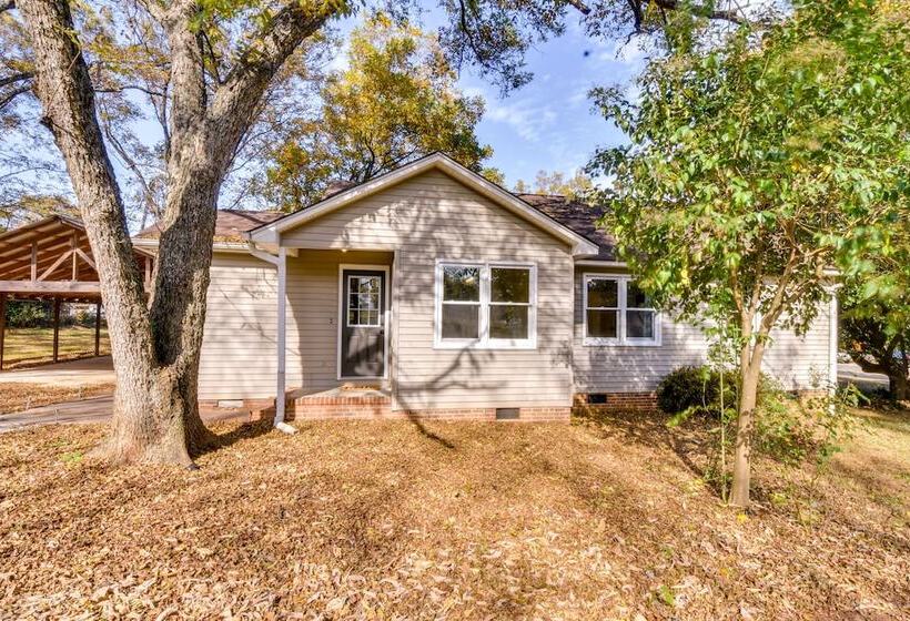 Tranquil Travelers Rest Home W/ Fire Pit!