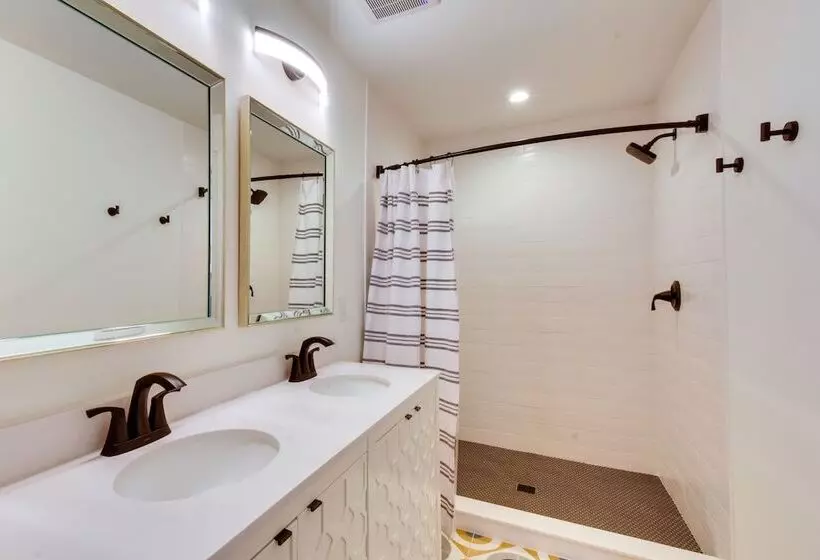 Tranquil Travelers Rest Home W/ Fire Pit!