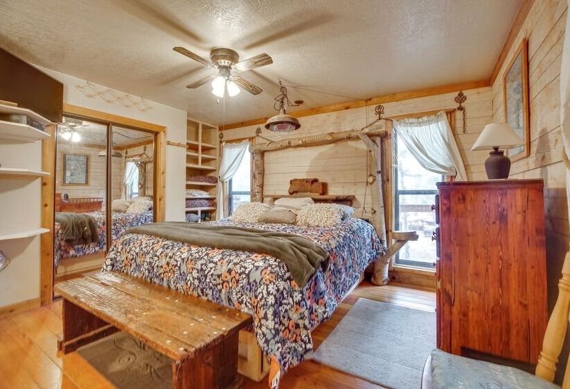 Tree Lined Mccall Cabin: Walk To Payette River!