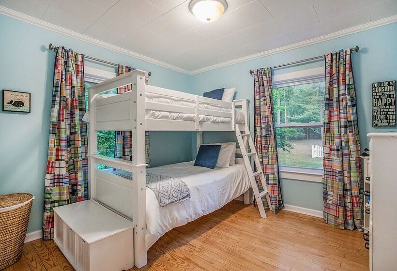 Waterfront Newaygo Cottage W/ On Site Lake Access!