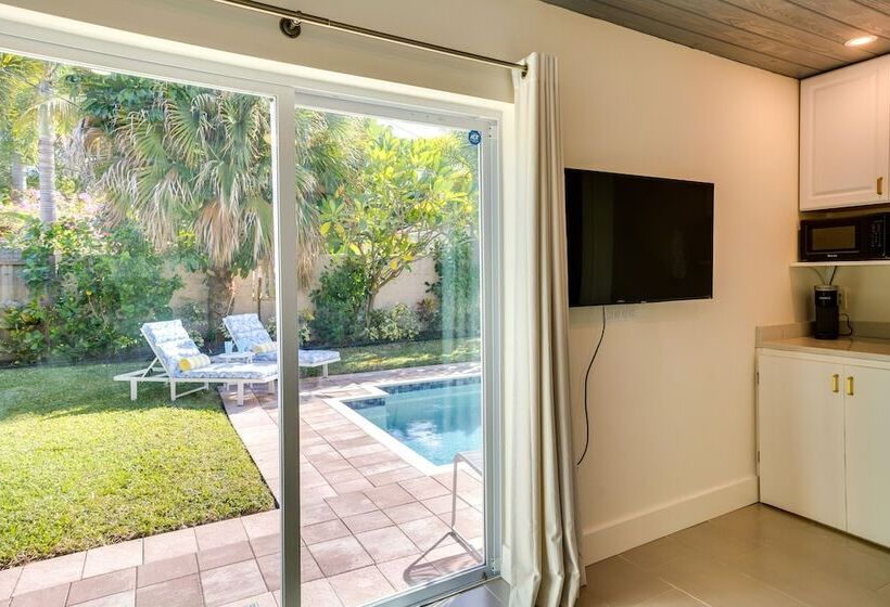 West Palm Beach Home W/ Pool, 3 Mi To Beaches!