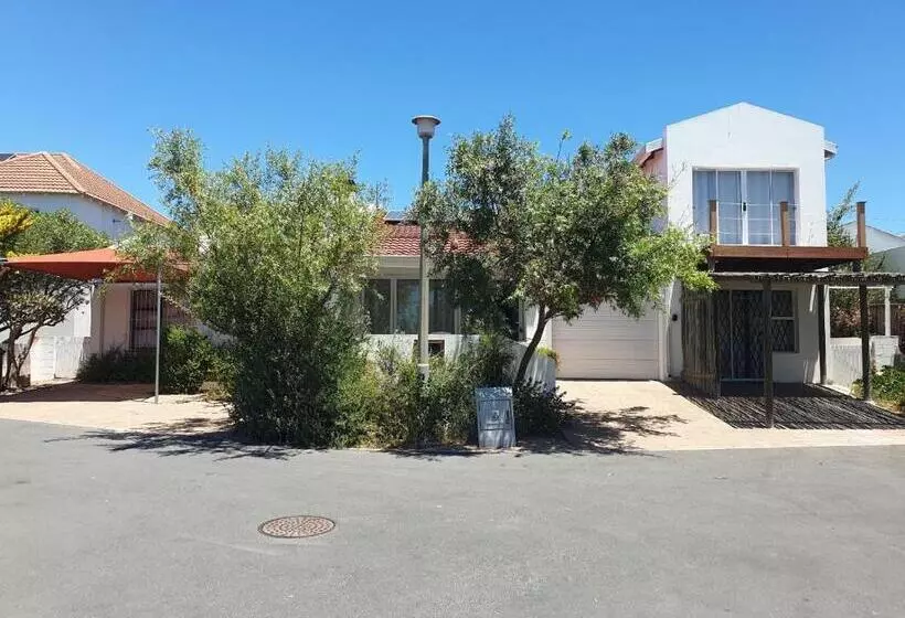 Majatalo Jaloersbaai Guest Cottage & Nes