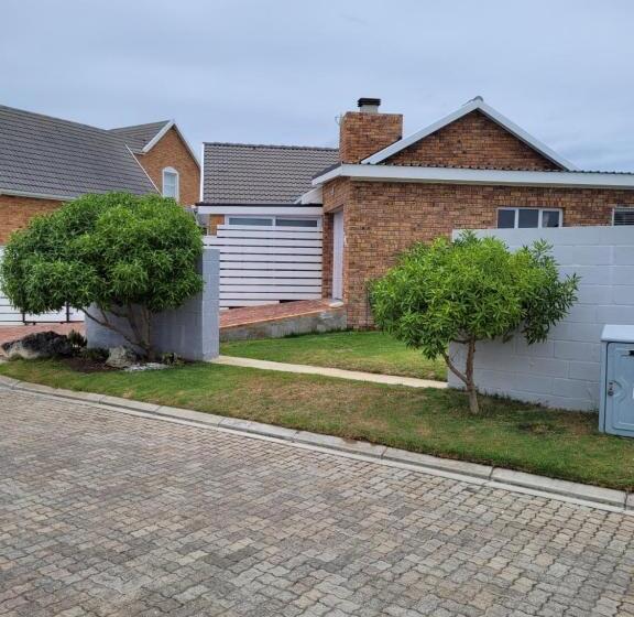 بنسيون The Cove