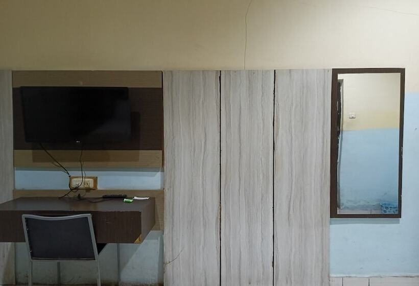 Отель Oyo 93652 Karunia Kost & Penginapan