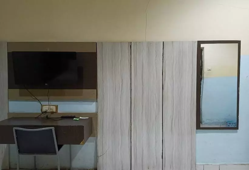 ホテル Oyo 93652 Karunia Kost & Penginapan