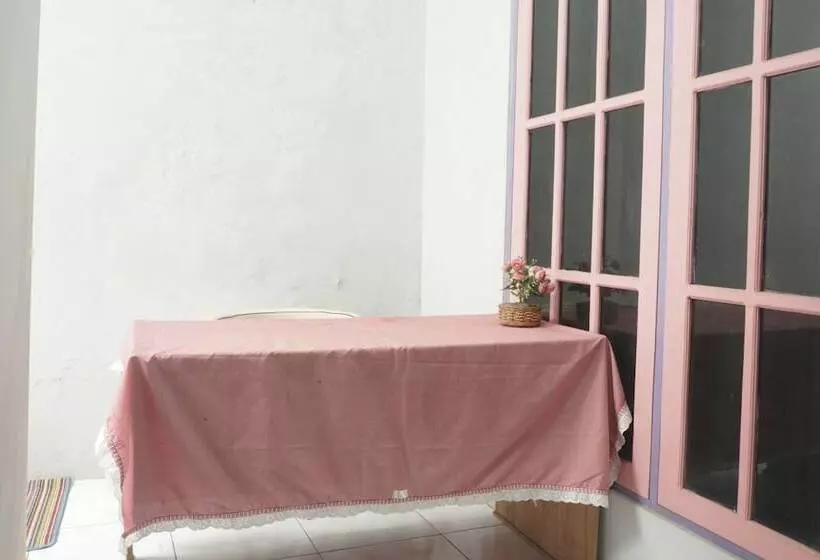 ホテル Oyo 93652 Karunia Kost & Penginapan