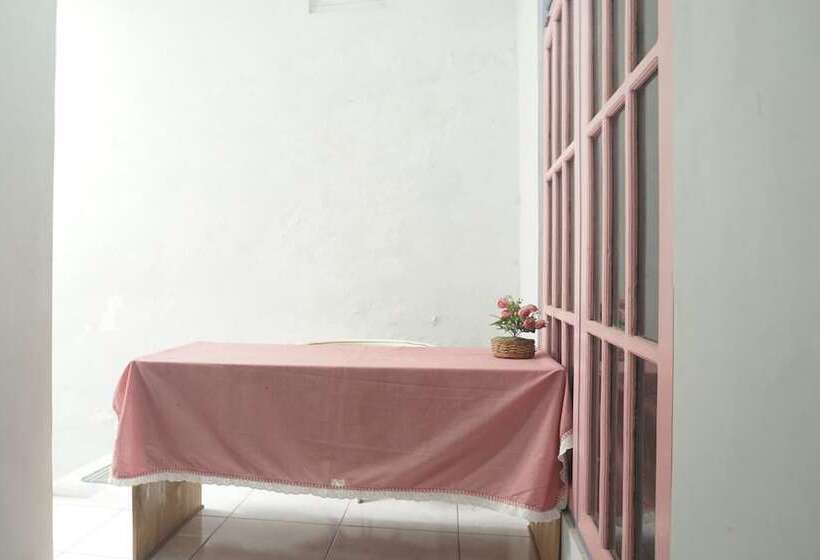 Отель Oyo 93652 Karunia Kost & Penginapan