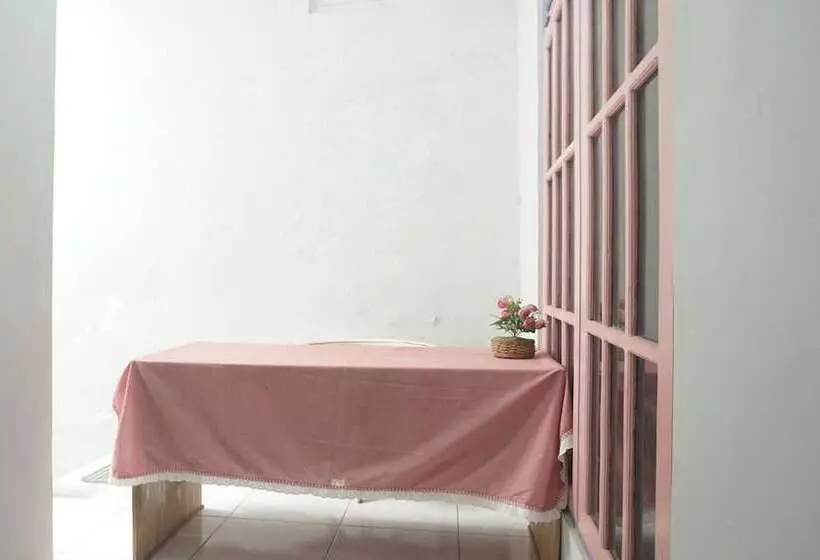 ホテル Oyo 93652 Karunia Kost & Penginapan