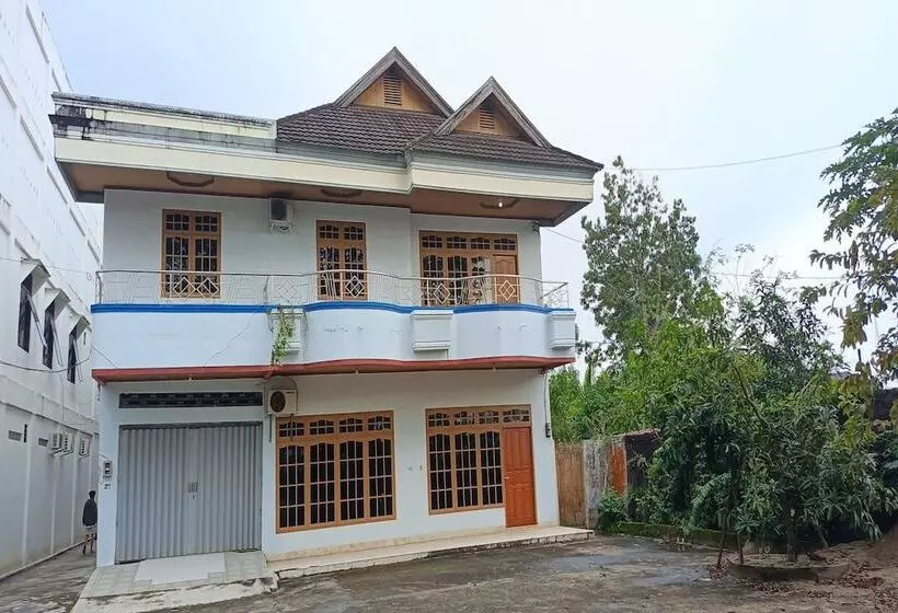 ホテル Oyo 93652 Karunia Kost & Penginapan