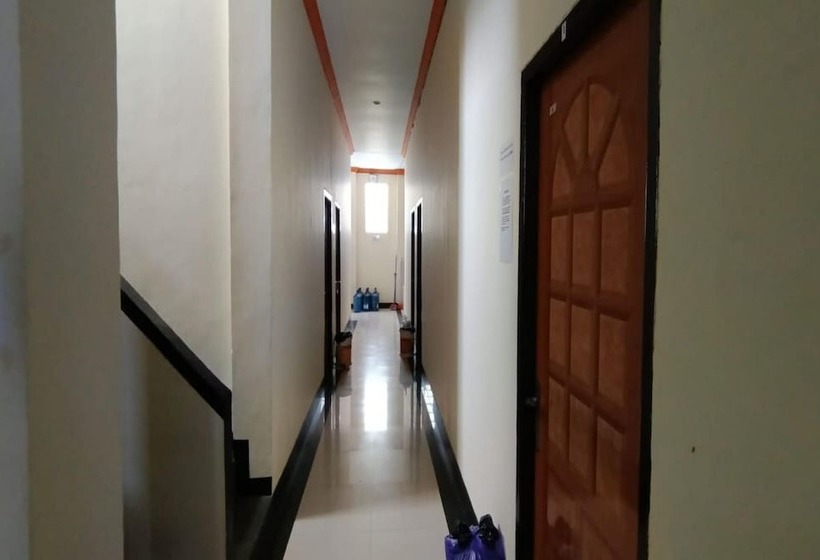 Отель Oyo 93652 Karunia Kost & Penginapan