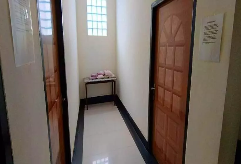 ホテル Oyo 93652 Karunia Kost & Penginapan