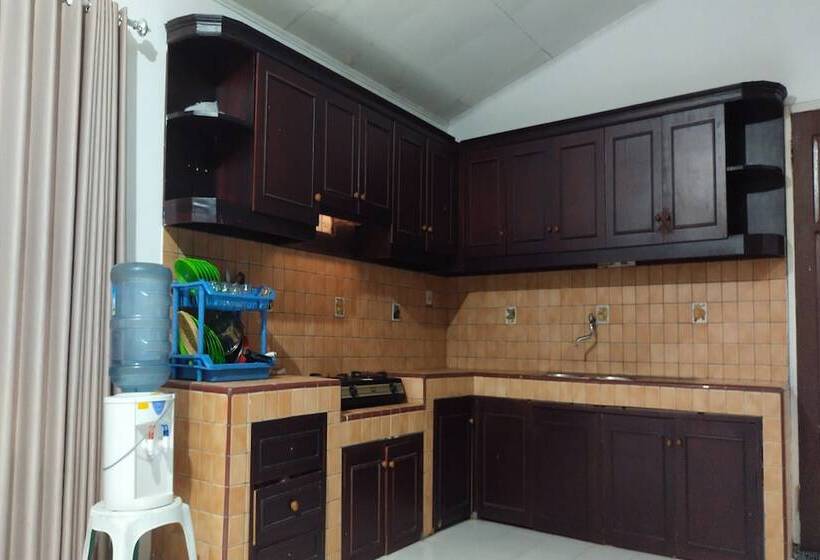 Отель Oyo 93652 Karunia Kost & Penginapan