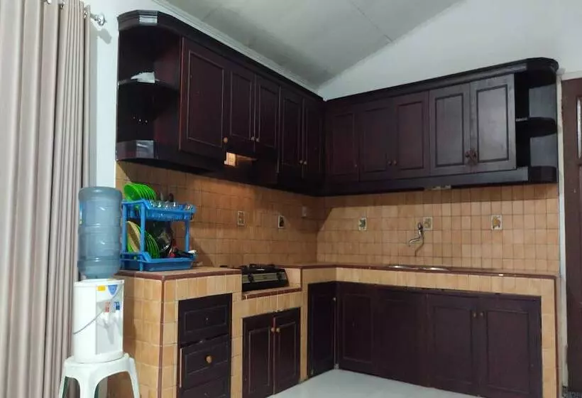 ホテル Oyo 93652 Karunia Kost & Penginapan