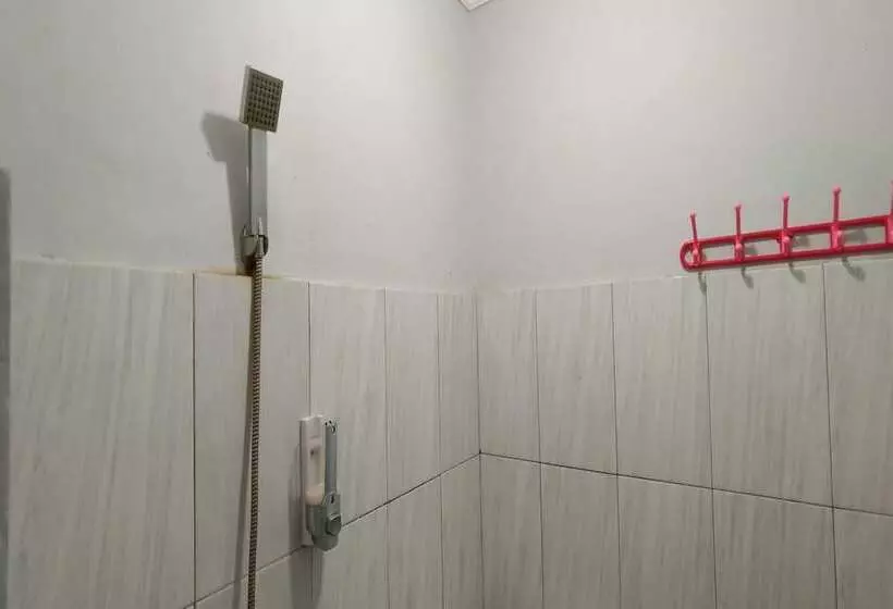 ホテル Oyo 93652 Karunia Kost & Penginapan