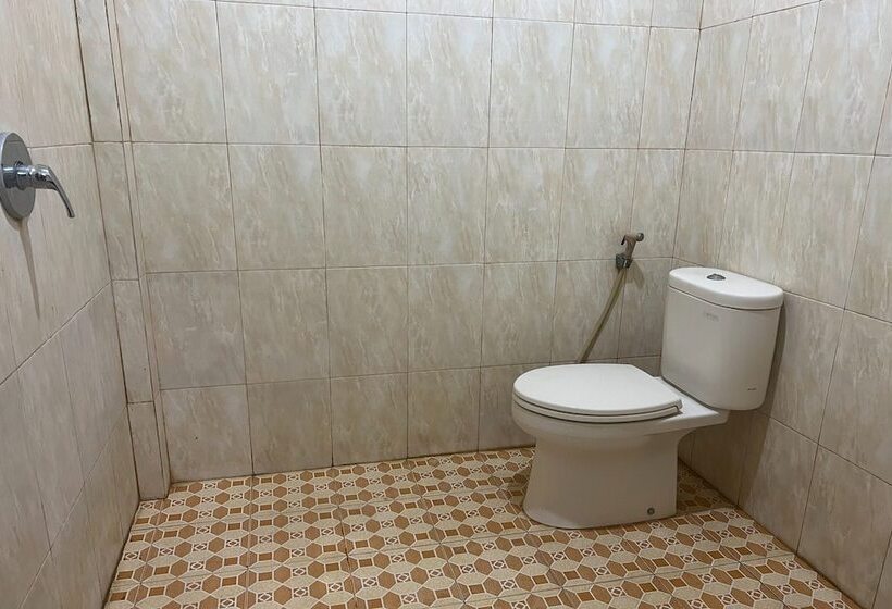 Отель Oyo 93652 Karunia Kost & Penginapan