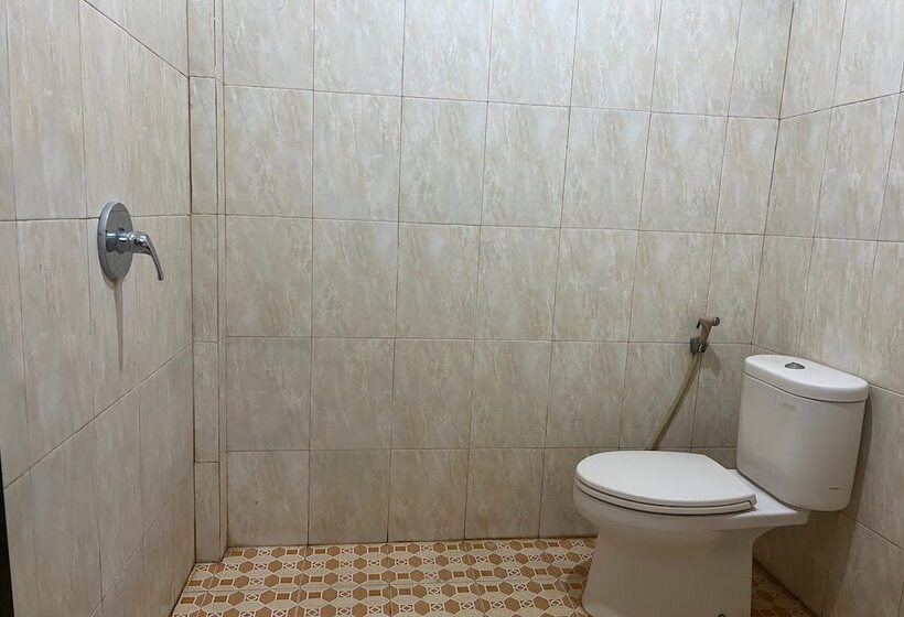 Отель Oyo 93652 Karunia Kost & Penginapan