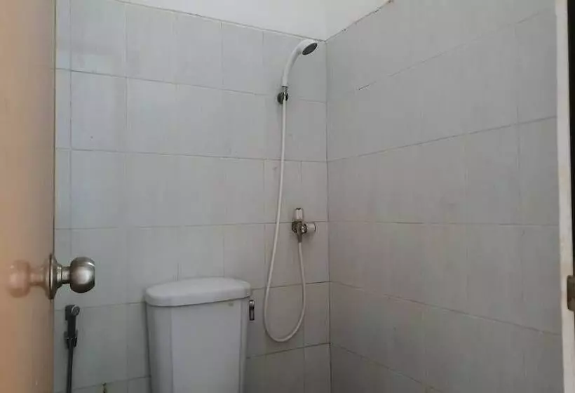 ホテル Oyo 93652 Karunia Kost & Penginapan