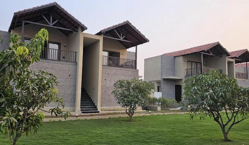 בית מלון כפרי The Premier Gir Resort