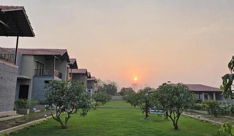 בית מלון כפרי The Premier Gir Resort