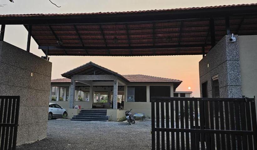 בית מלון כפרי The Premier Gir Resort