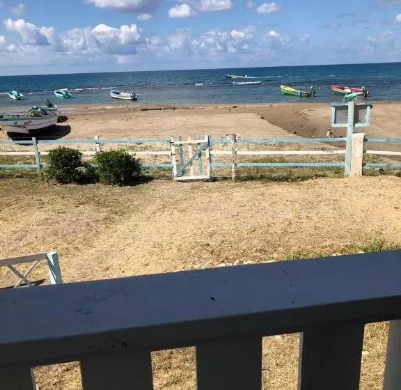 پانسیون Bri S On The Beach