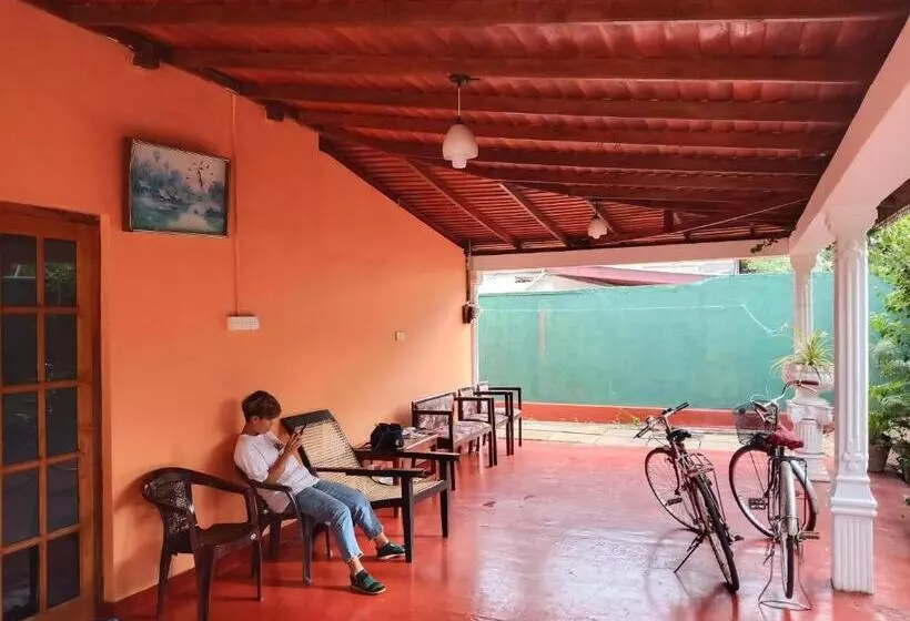 Retkeilymaja Feel Like Home Anuradhapura